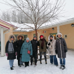 Saldus pamatskolas pedagogi kopā ar zviedru skolotājiem pie Ramsta skolas.