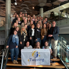 Kursu dalībnieku kopbilde ar eTwinning karogu