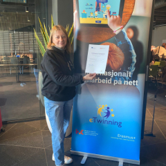 Skolotāja pie eTwinning stenda