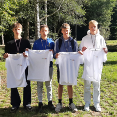Jaunieši ar medaļām un baltiem krekliņiem