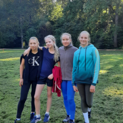 Meiteņu komanda pēc sacensībām.