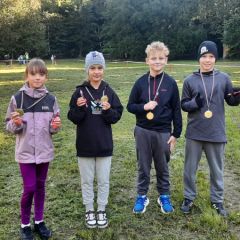 Bērni ar medaļām.