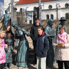 Valodu un mākslas pasākumā “Mākslu un valodu pēdas pilsētas portretā”