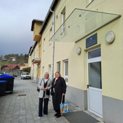 Skolotājas pie skolas.