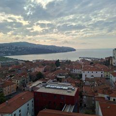 Skats uz jūras līci un pilsētu.