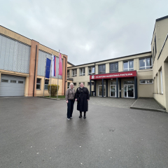 Skolotājas pie skolas.