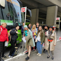 Projekta dalībnieki pie autobusa Vīnē.