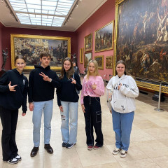 Jaunieši mākslas muzejā Krakovā zāļē pie gleznām.
