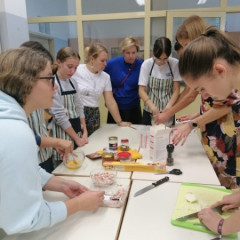Mācām slovēņu jauniešiem veidot pīrādzinus.