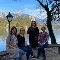 Skolotājas sēž uz soliņa pie Bledas ezera Slovēnijā