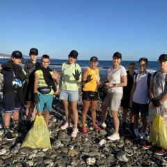Piedalāmies vides akcijā – sakopjam Marbellas pludmales  piekrasti, rokās cimdi, maisi ar savāktajiem atkritumiem