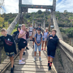 Ejam pāri koka tiltam Esteponas Selwo Adventure dabas parkā