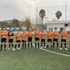 Saldus pamatskolas puišu futbola komanda gatava pirmajai spēlei San Pedro stadionā.