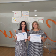 Skolotājas ar sertifikātiem rokās.