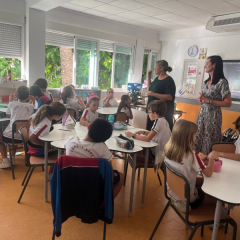 Skolotājas vada stundu klasē.