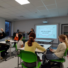 Spāņu skolotāja vada mācību stundu.