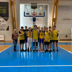 8.-9.klašu puišu basketbola komanda ar medaļām.