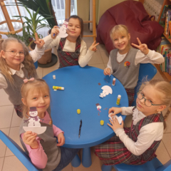 Bērni pie galda rāda pagatavos sniegavīrus.