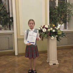 Meitene ar diplomu rokās