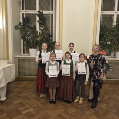 Fināla dalībnieki kopā ar skolotāju