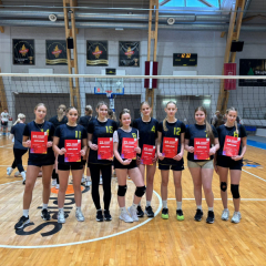 Meiteņu komanda sporta hallē.