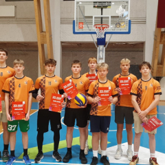 Puišu komanda sporta hallē.