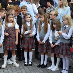 Zinību dienas pasākumā skolas pagalmā.