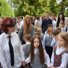 Zinību dienas pasākumā skolas pagalmā.