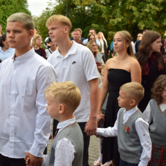 Zinību dienas pasākumā skolas pagalmā.