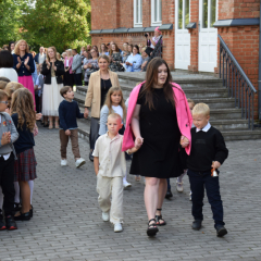 Zinību dienas pasākumā skolas pagalmā.