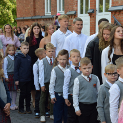Zinību dienas pasākumā skolas pagalmā.