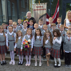 Zinību dienas pasākumā skolas pagalmā.