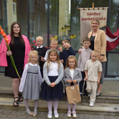 Zinību dienas pasākumā skolas pagalmā.