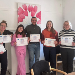 Kursu dalībnieki no Spānijas, Francijas un Latvijas pēc sertifikātu saņemšanas. Vācu kolēģes jau devušās prom.