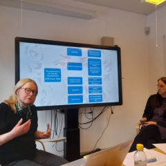 Ramstas skolas direktore Pauliina Björkman (no labās puses) un Aasa Louise Zaetterqvist    vadot mobilitātes dalībniekiem nodarbību.