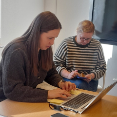 Saldus pamatskolas skolotāja Līva Freimane kopā ar kolēģi no Vācijas izstrādājot un vadot stundu Ramstas skolas 4.klasei.