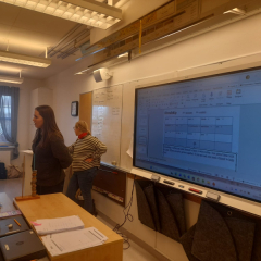 Saldus pamatskolas skolotāja Līva Freimane kopā ar kolēģi no Vācijas izstrādājot un vadot stundu Ramstas skolas 4.klasei.