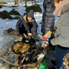 Mobilitātes dalībnieces gatavo skolēniem pusdienas mežā.
