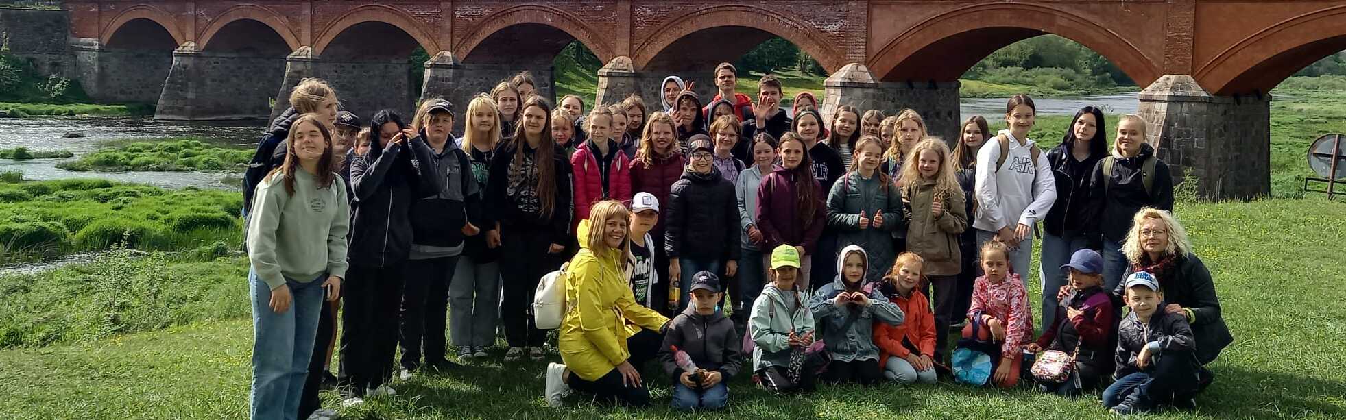 Saldus pamatskolas skolēni ekskursijā pie Ventas tilta Kuldīgā.